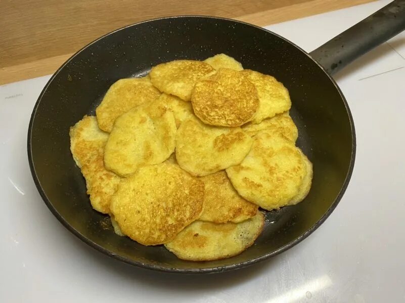 Рецепт на драники из картофеля сковороде пошаговый. Драники. Драники картофельные. Тесто для драников с картошкой. Диск для картофельных оладий и драников.