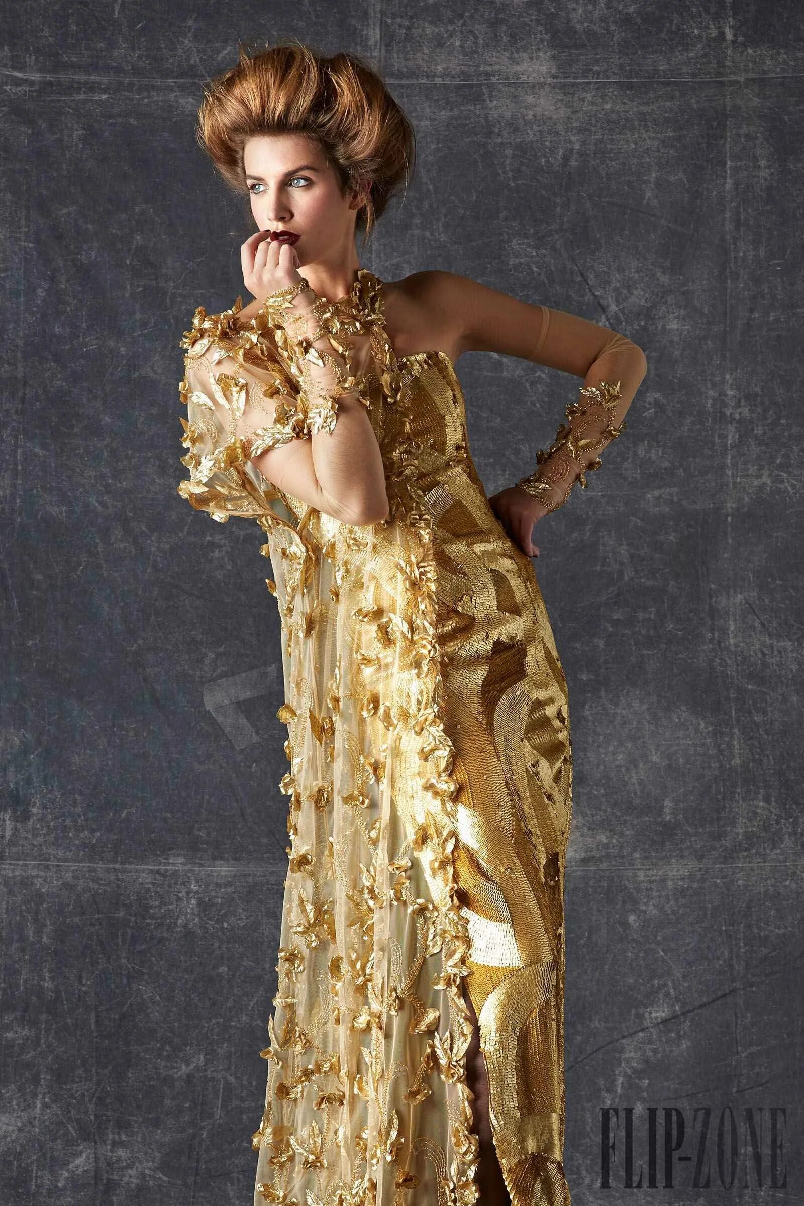 зухаир мурад платья греческие. шерри хилл платье золотое. сочетание золотого платья. девушка в золотой одежде. одежда из золотой парчи.