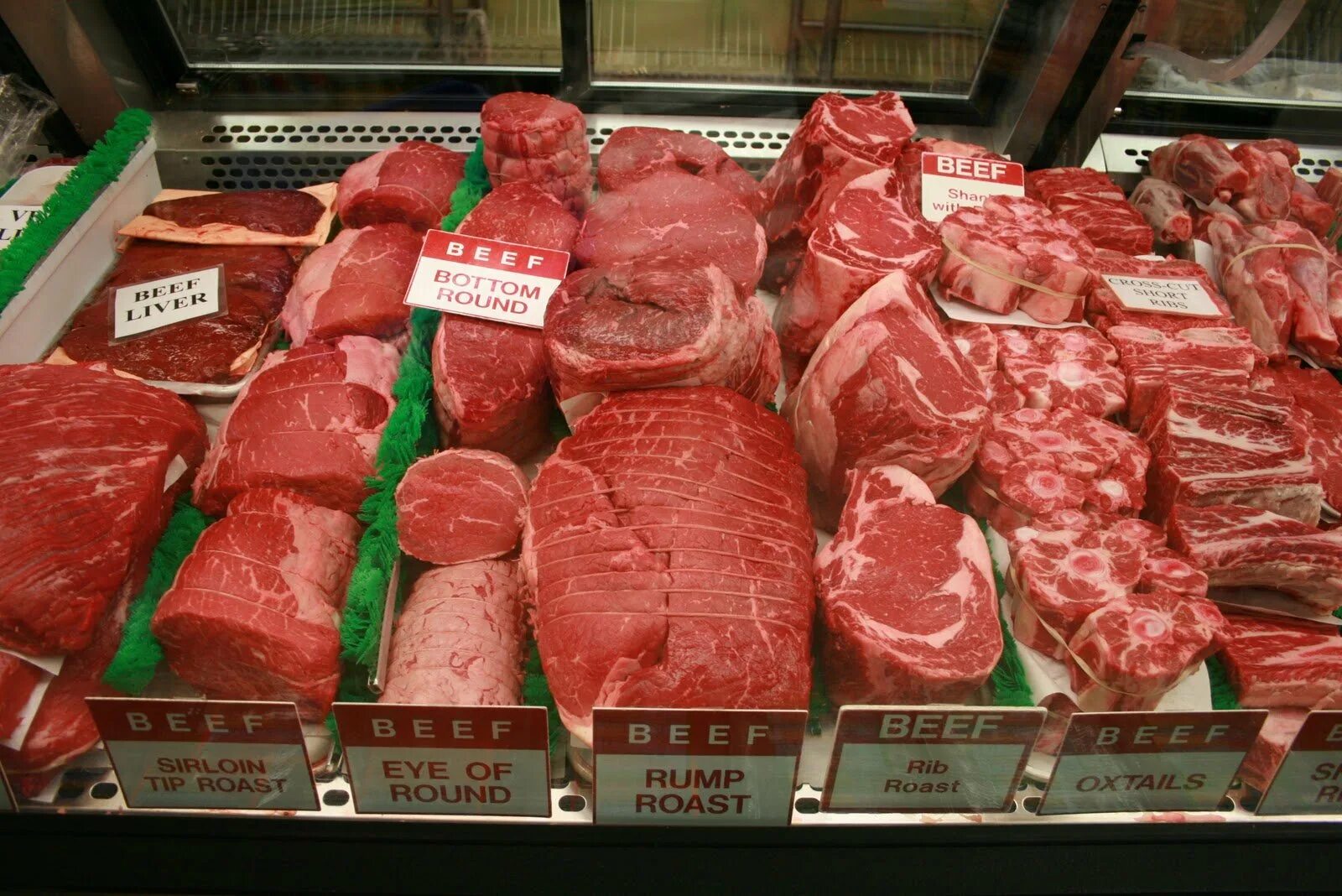 Фон для мясного магазина. Steak shop. Beef магазин. Fresh beef cubes brazil. Мясо на прилавке.