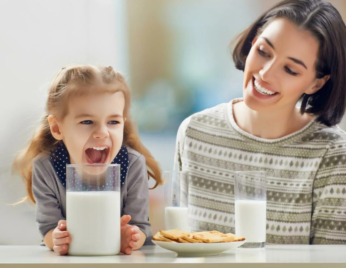 Мама молока пить. Семейный завтрак. Молочные продукты для детей. Семья пьет молоко. Молоко для детей.