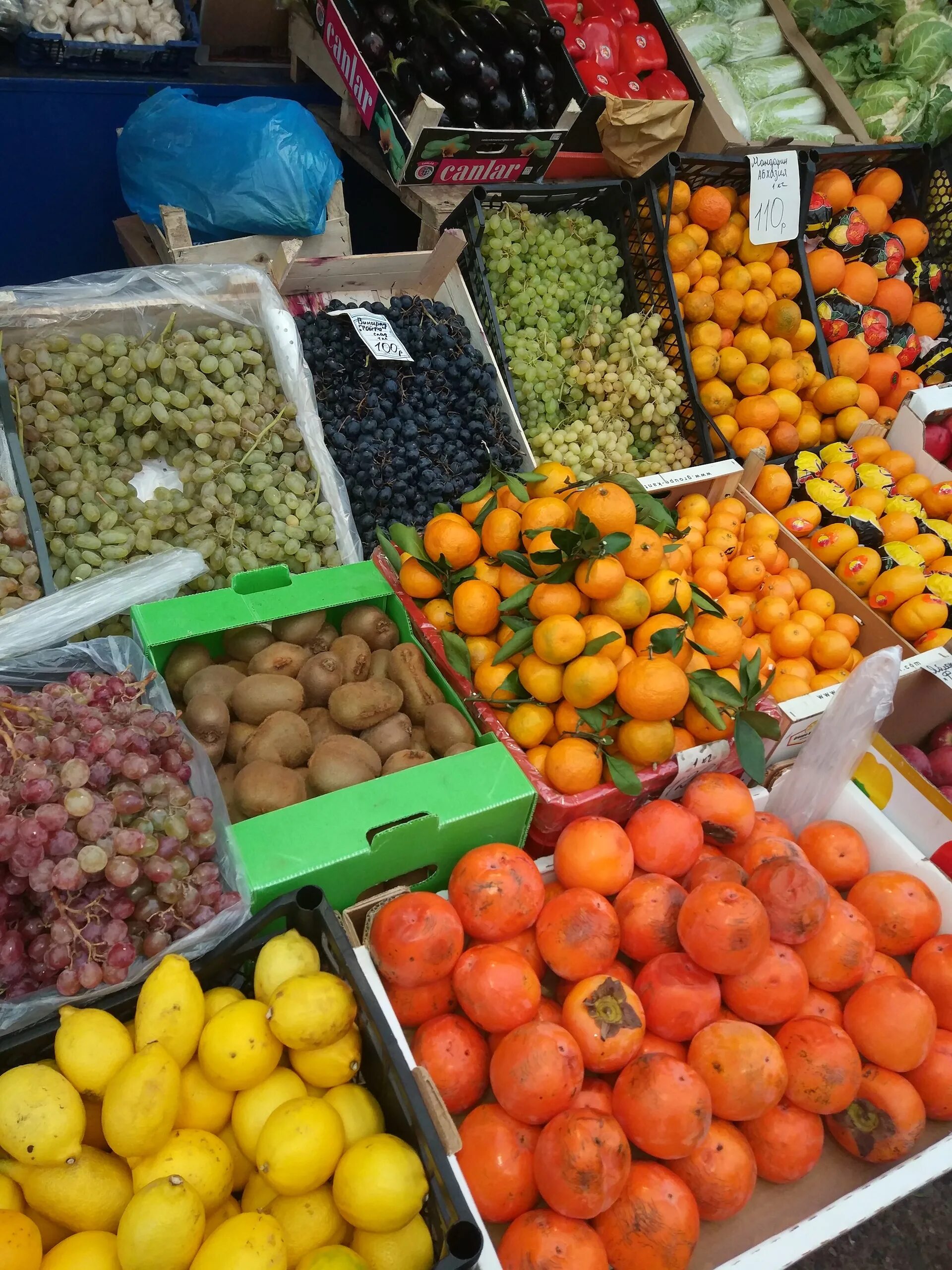 Овощи на рынке. Фрукты в августе. Овощной рынок в Москве. Узбекские фрукты.