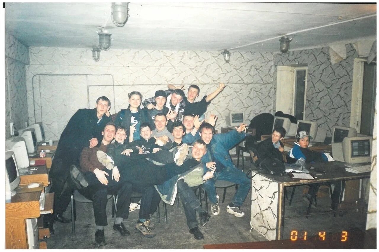 Старый компьютерный клуб. Компьютерный клуб 2000-х. Компьютерный клуб бункер Бузулук. Ретро компьютерный клуб фото. Клубная 2000х