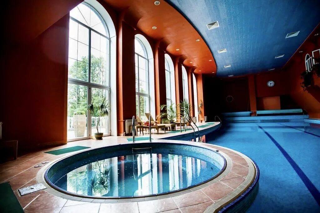 Зил бассейн хамам. Гостиничный комплекс абрамцево жучки. Лакониумом. Отель лес арт резорт в подмосковье. Les resort spa подмосковье.
