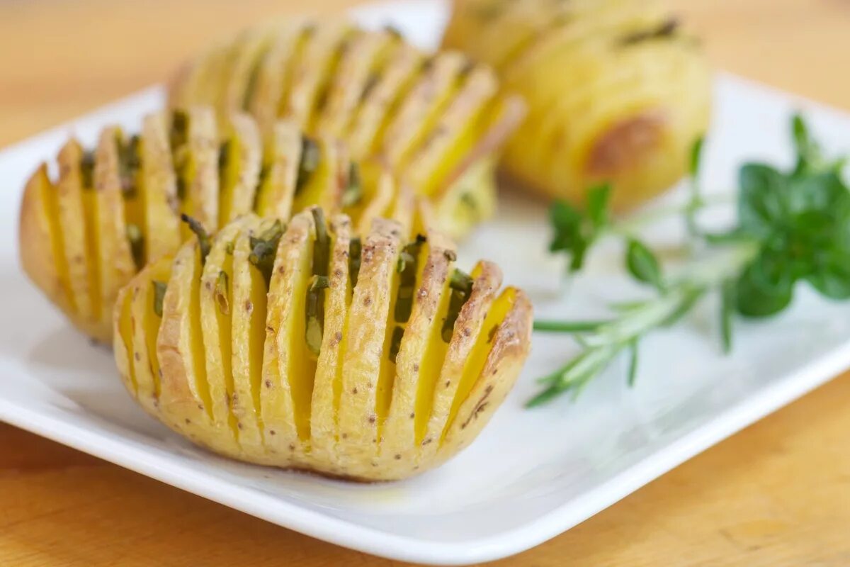 Картофельные рецепты фото. Картофель гармошка. Картошка гармошка. Картошка-гармошка в духовке. Картофель гармошка запеченный.