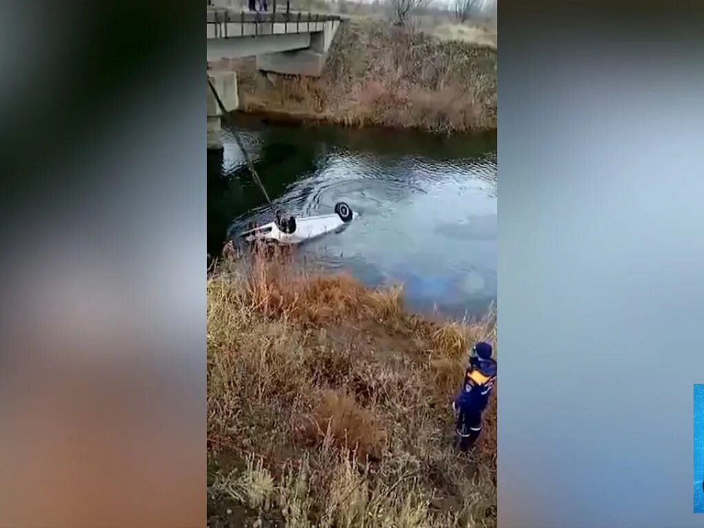 Машина упала с моста в воду. В Минусинске упал мост.