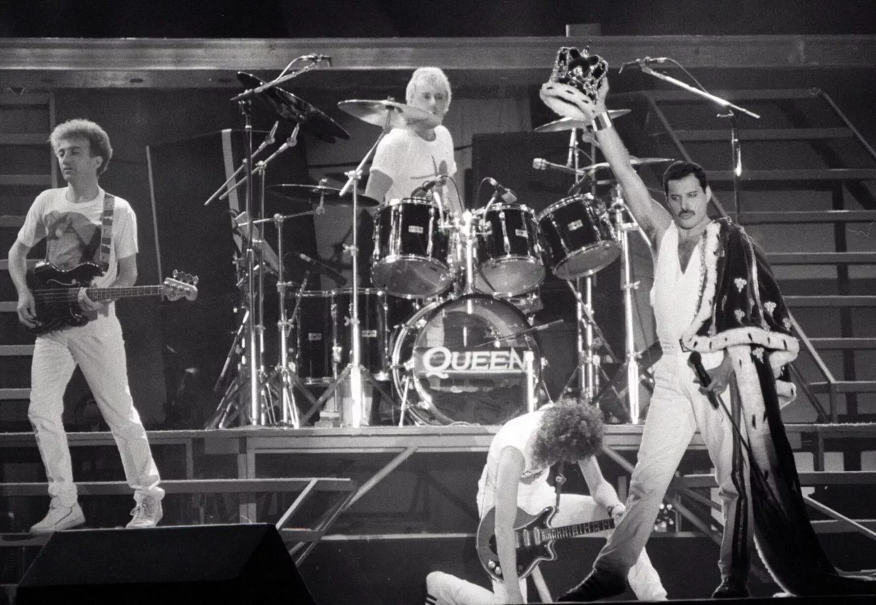Концерт группы квин. Группа куин на сцене. Фредди Меркьюри 1986. Группа куин Фредди Меркьюри.