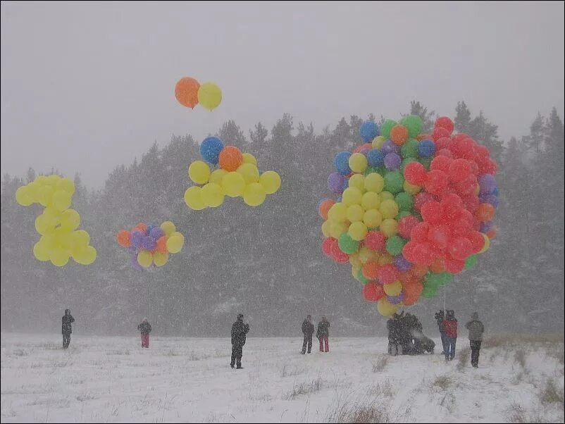 Сколько поднимает воздушный шарик. Фотосессия с воздушными шарами зимой. Шары воздушные в воздухе. Полет на гелиевых шарах. Воздушные шарики зимой.