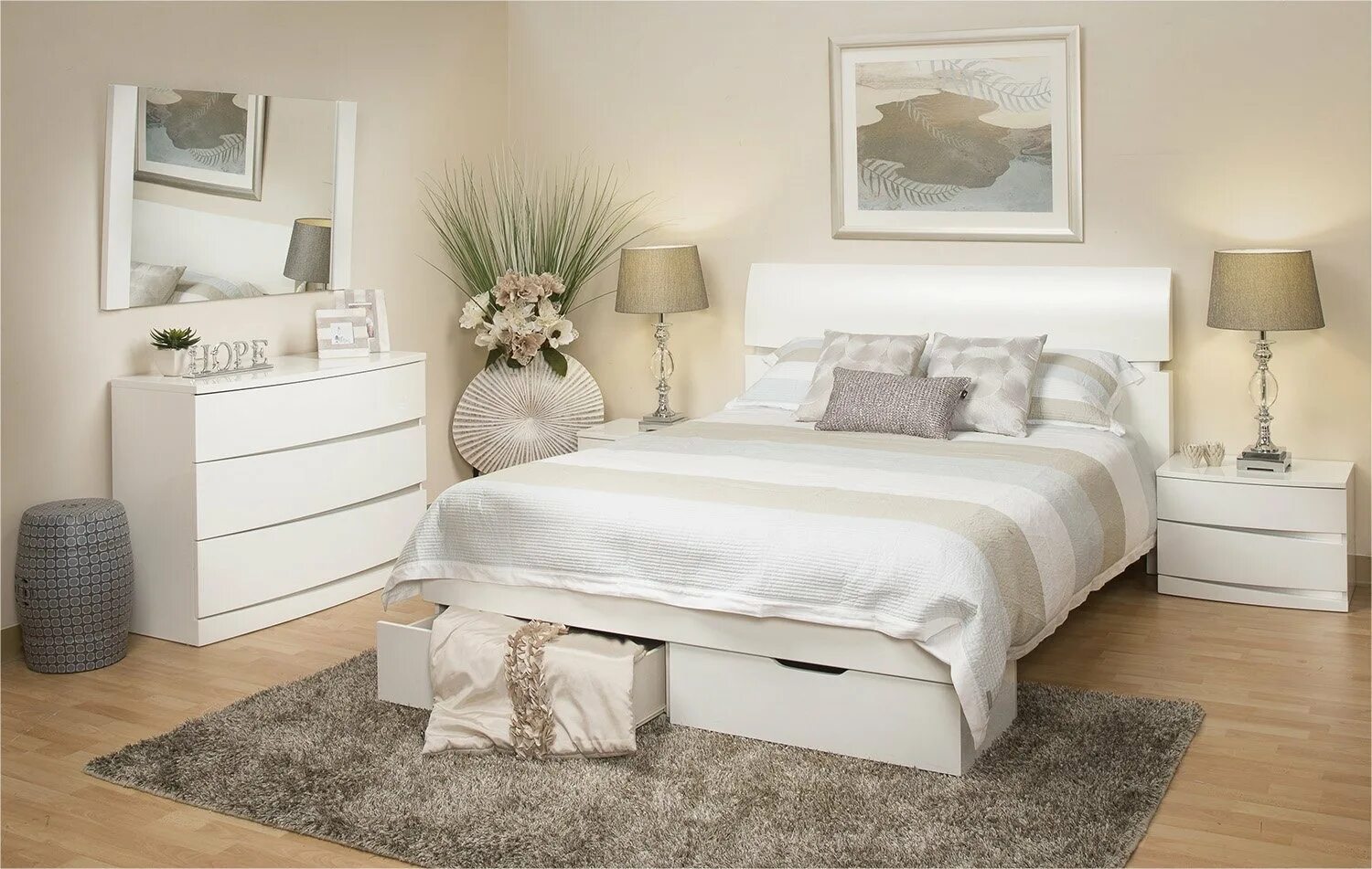 Мебель спальни белый цвет. Спальня с белой мебелью. Спальня со светлой мебелью. Спальня с бедой мебель. Спальня с белой кроватью.