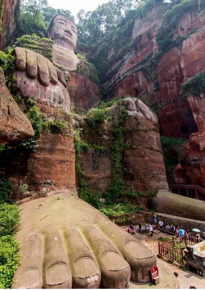 Giant china. Статуя Будды Майтрейи в Лэшане (Китай). Гигантский Будда в Лэшане. Будда в Лэшане Китай. Гигантский Будда в Лэшане (провинция Сычуань).