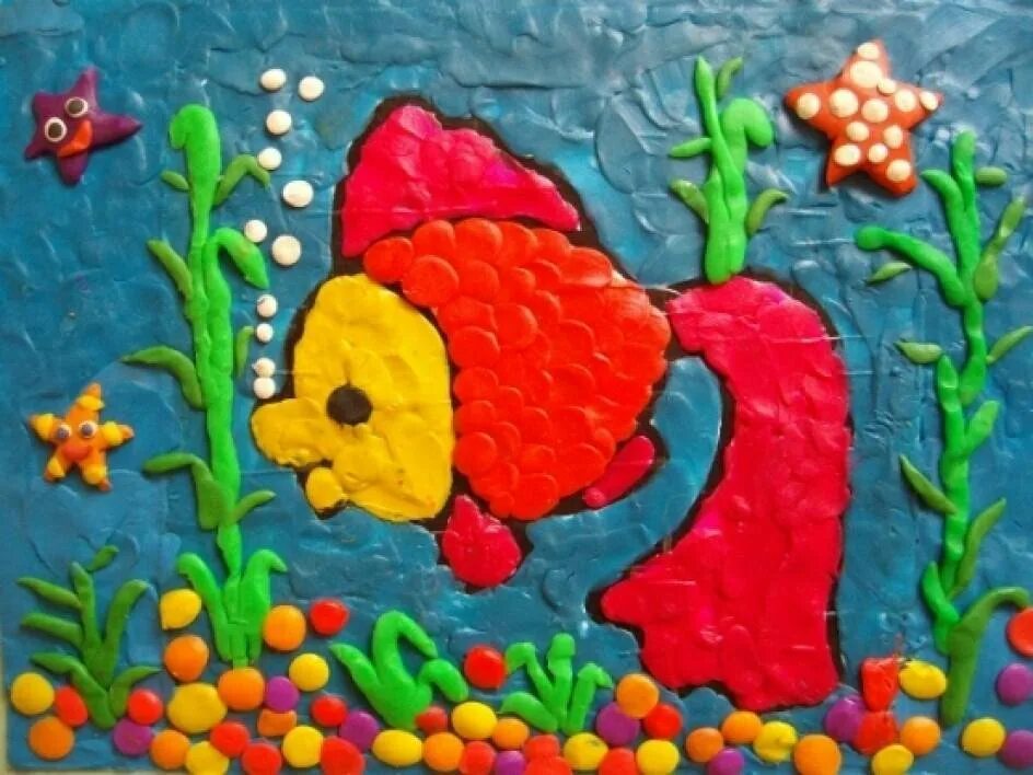 Пластилинография рисование пластилином. Пластилинография для детей 4-5 рыбка. Пластилинография техника размазывания. Рыбка пластилинография рыбка.