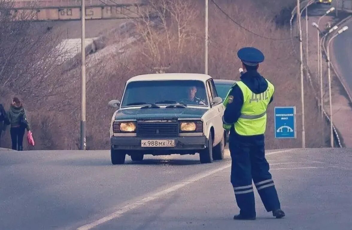 Не остановился гибдд. Менты на дороге. Гаишник останавливает машину. Инспектор ДПС. Гаишник бежит за машиной.