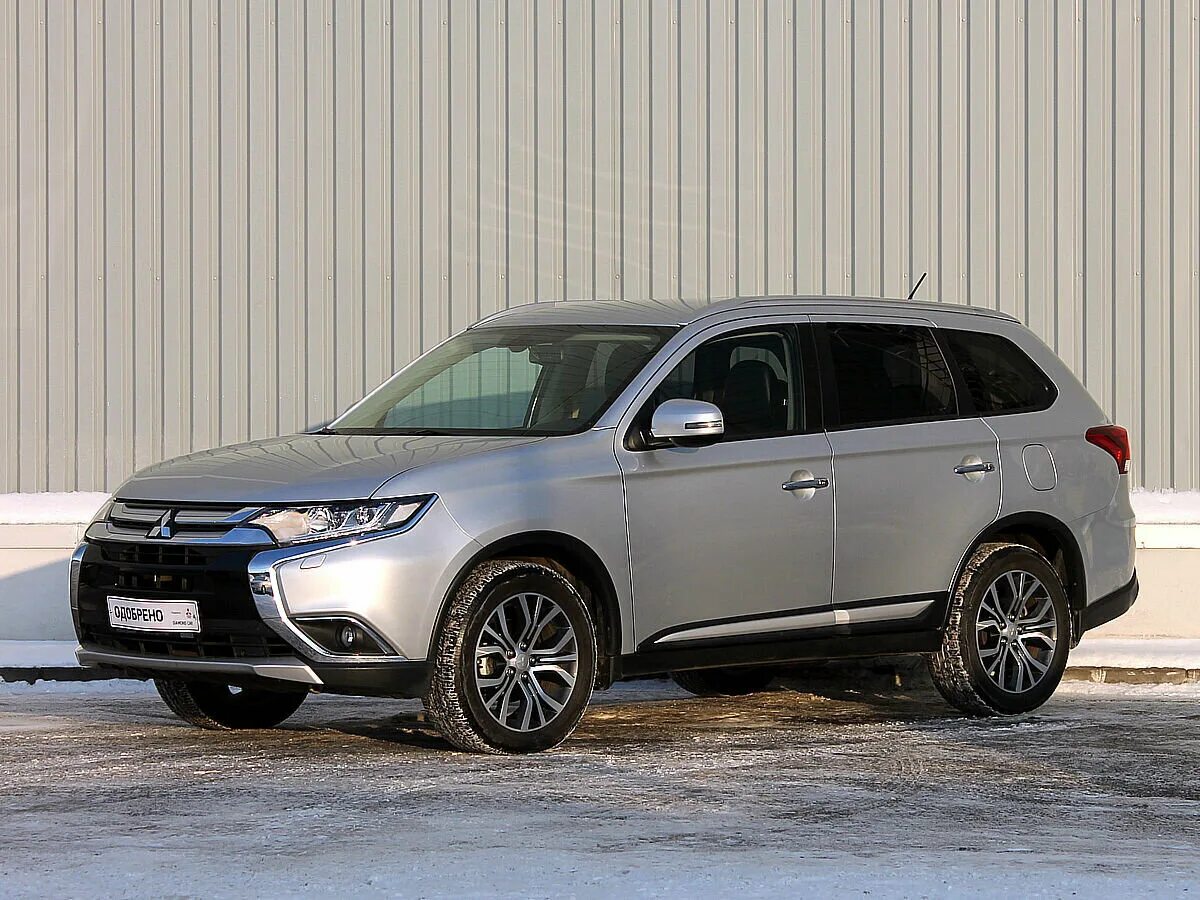 Мицубиси аутлендер 2015 год. Mitsubishi Outlander III Рестайлинг 2, 2015. Mitsubishi Outlander 2017 2.4. Mitsubishi Outlander 3 Рестайлинг 2. Митсубиси Аутлендер 2017.