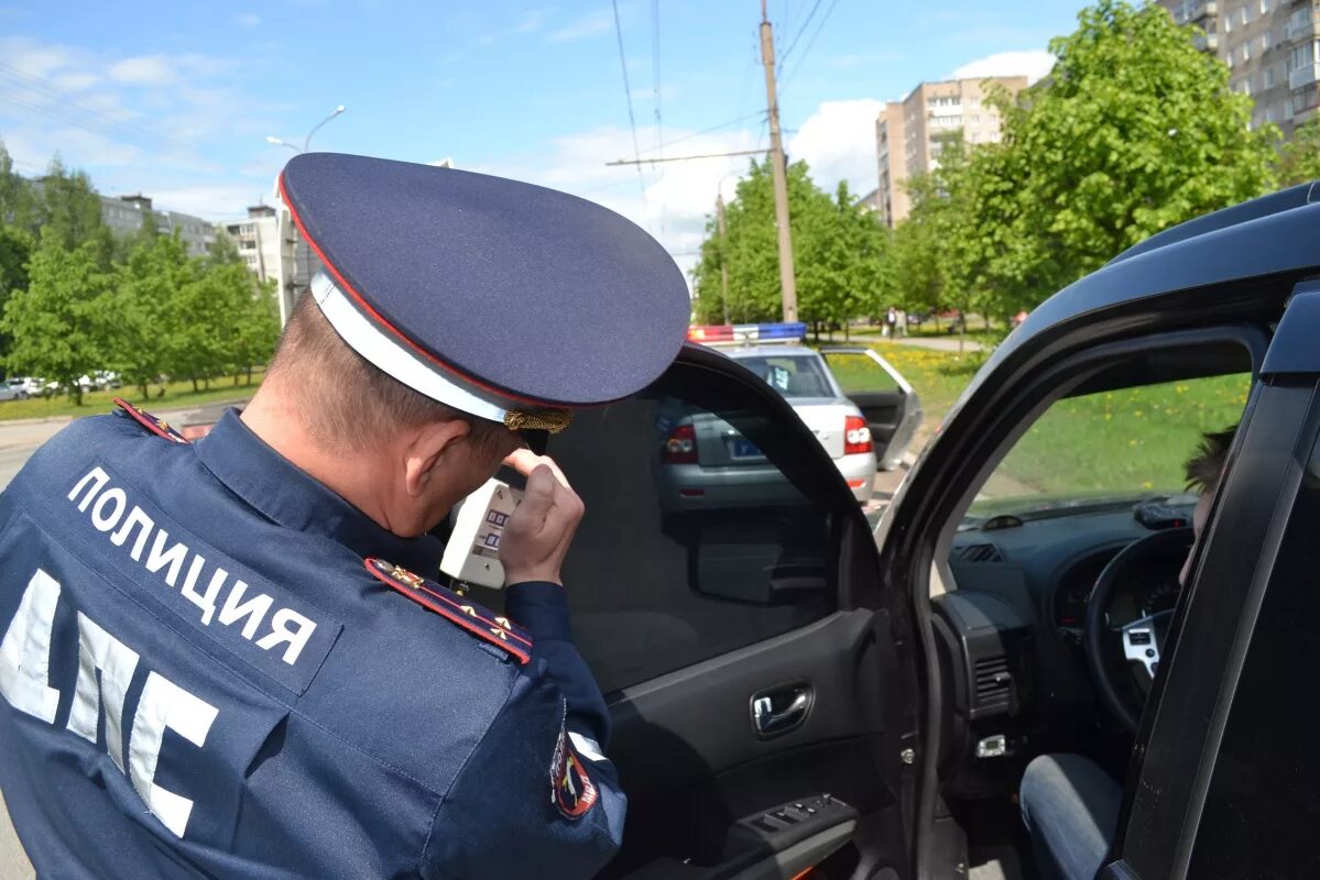 ОПМ тонировка ГИБДД. Инспектор тонировка. Тонировка стекол автомобиля ГИБДД. Гаишник тонировка.