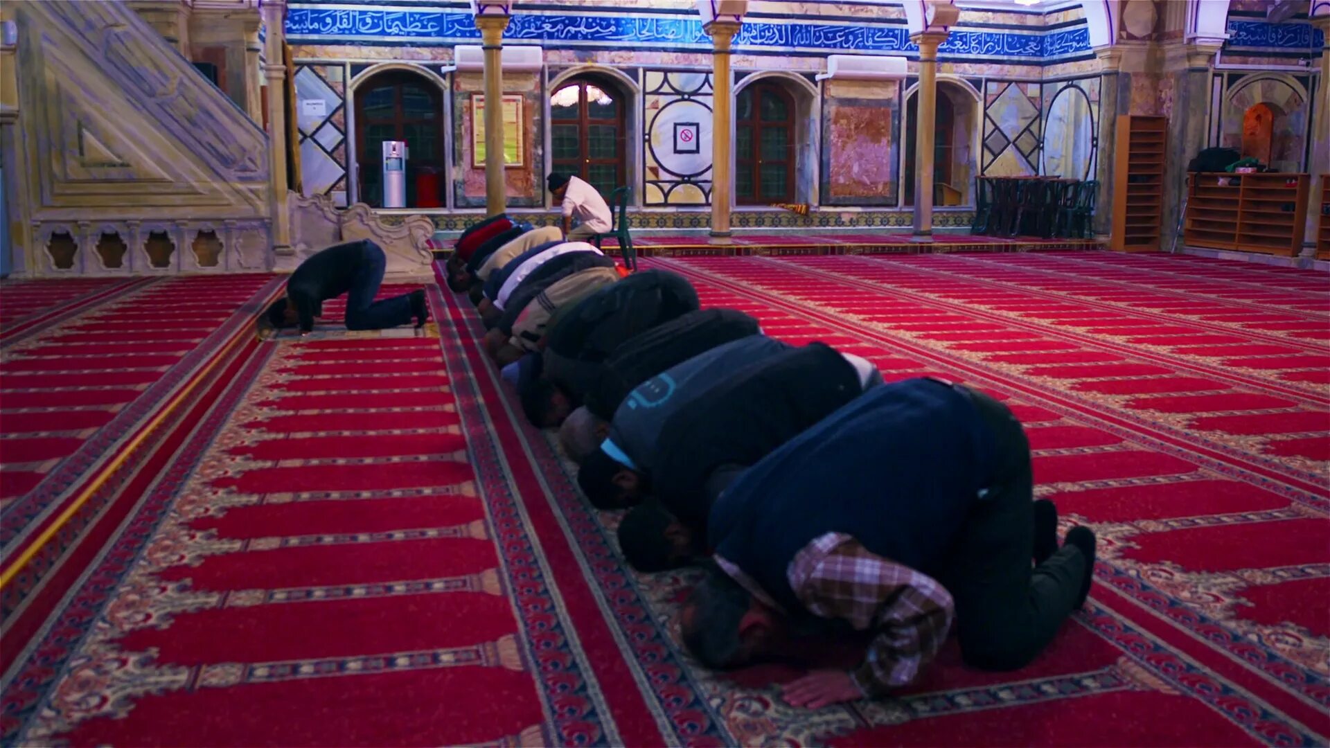 Почему мусульмане совершают намаз. Молятся в мечети. Мусульмане в мечети. Мусульмане молятся в мечети. Поклонение мусульман.