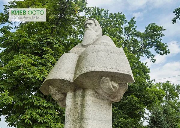 Памятник нестору летописцу в киеве. Памятник нестерлетопискц. Памятник нестору летописцу во владимире. Памятник нестерлетопискц. Памятник нестору летописцу во владимире.