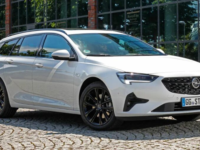 Инсигния универсал 2025. Opel insignia 2025. апель инсигния дидельный 2017год. опель инсигния универсал 2025 фото.