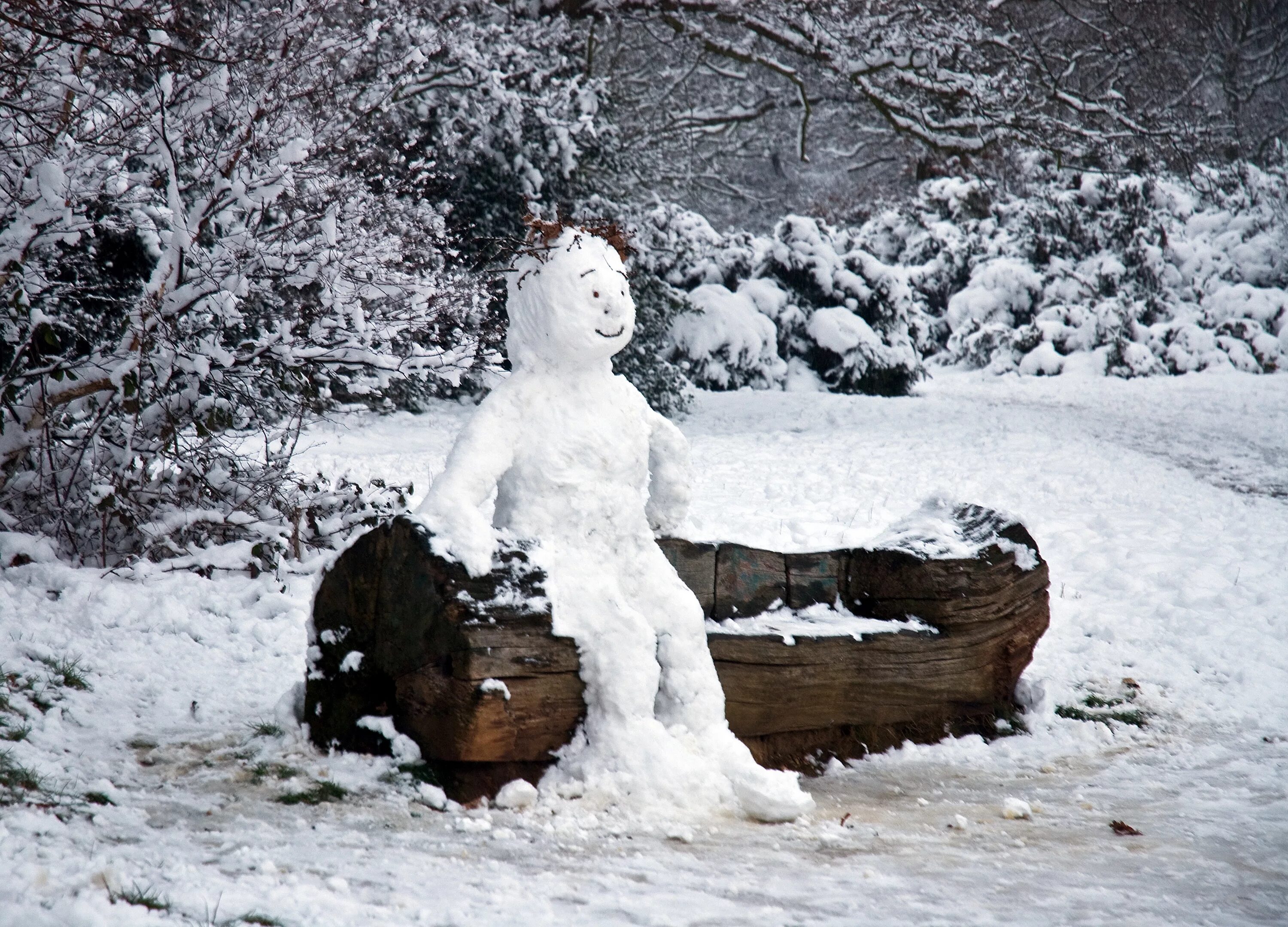 женские фигуры из снега. вырезание фигур из снега. слепленная из снега девочка. слепленная из снега девочка.