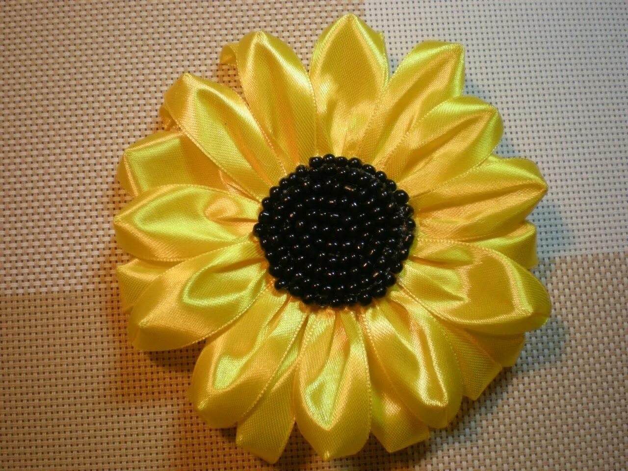 Подсолнух из гофрированной бумаги. Вышивка лентами подсолнухи мастер класс. Поделка подсолнух. Вышивкалентойподсолнухи. Подсолнкх из гофро бумаги м к.