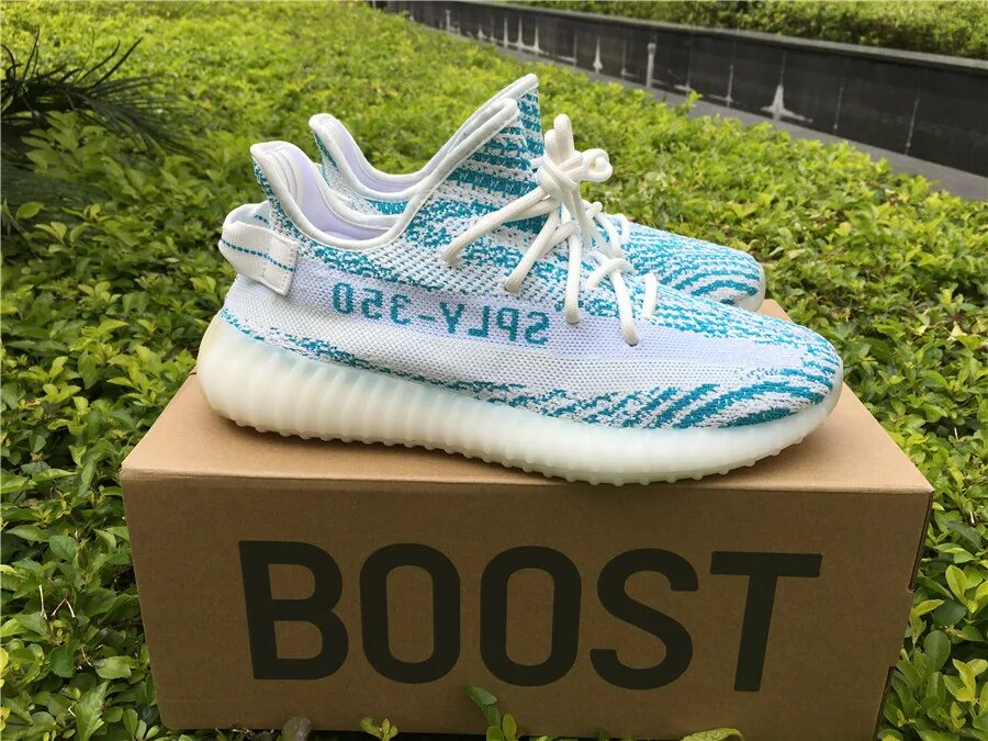 0 синие. Adidas yeezy голубые. 0 синие. Буст голубой. Adidas yeezy 350 голубые.