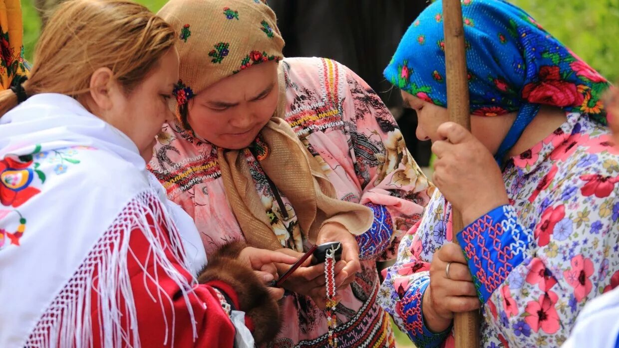 Ролики национальности. Ханты манси народ. Ханты народ фото. Народ манси язык. Язык Ханты и манси.