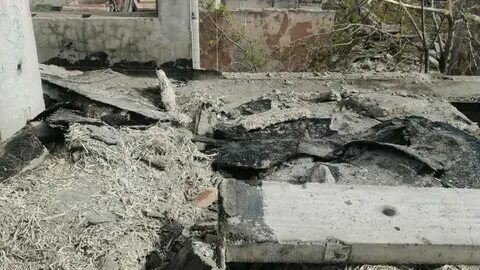 Ногу придавило обрушившейся конструкцией