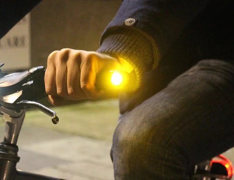 Turning cycle. Поворотник для вело в руль. указатели поворота велосипед руль своими руками. turning signal. поворотник на велосипеде руками правила.