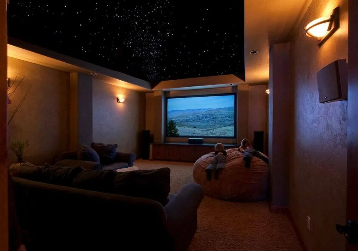 В спальне перед телевизором. Уютная комната с телевизором. Комната с проектором. Уютная комната с проектором. Домашний проектор в комнате.