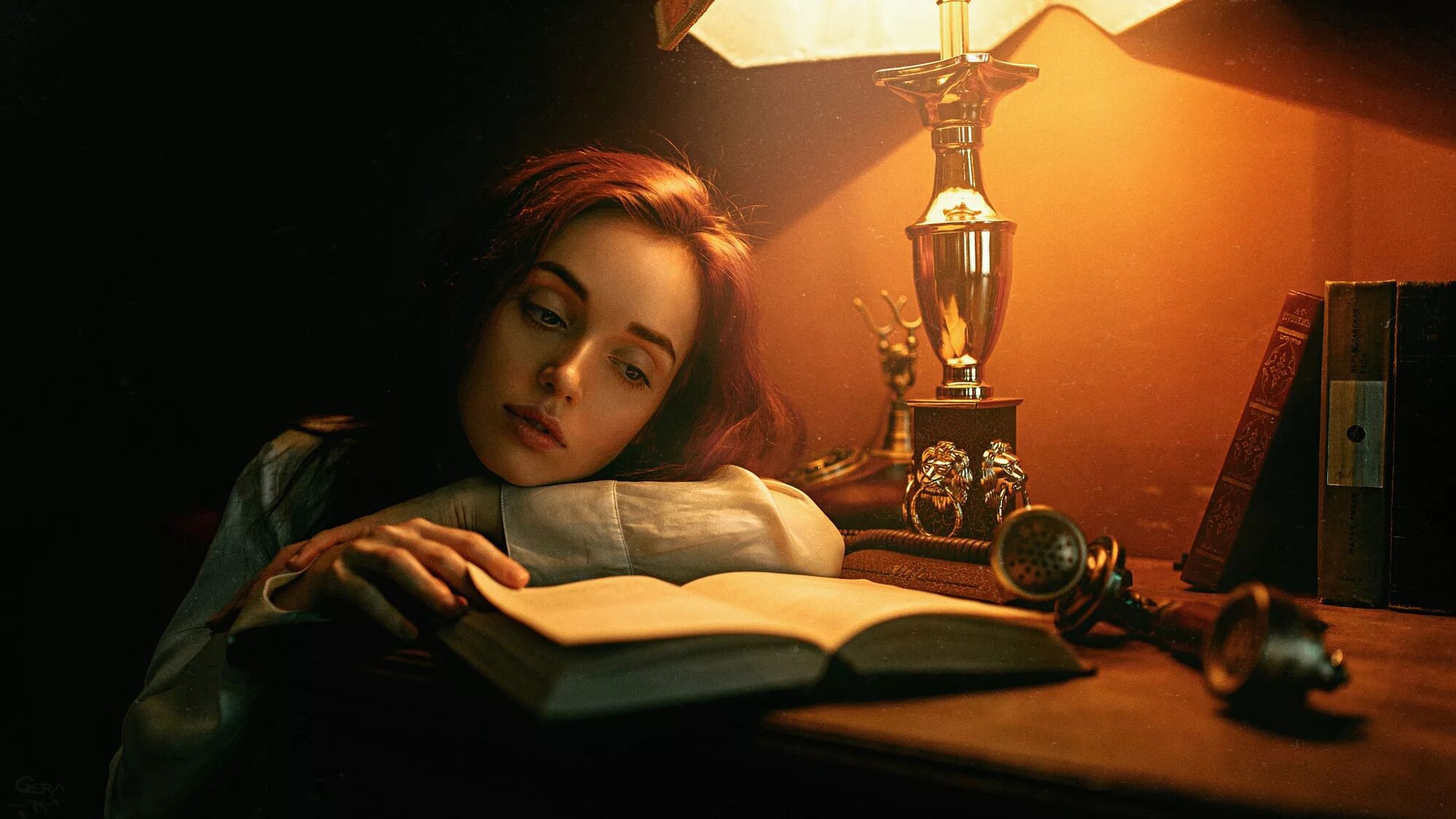 Под лампой читать. Девочка под лампой. Под лампой читать. Под лампой читать. Под лампой читать.