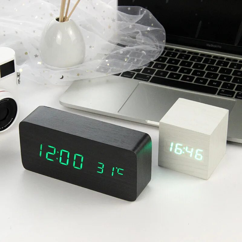 Настольные на алиэкспресс. Led Wooden Alarm Clock. Часы будильник с голосовым управлением. Будильник с led экраном. Часы с ЖК дисплеем настольные.