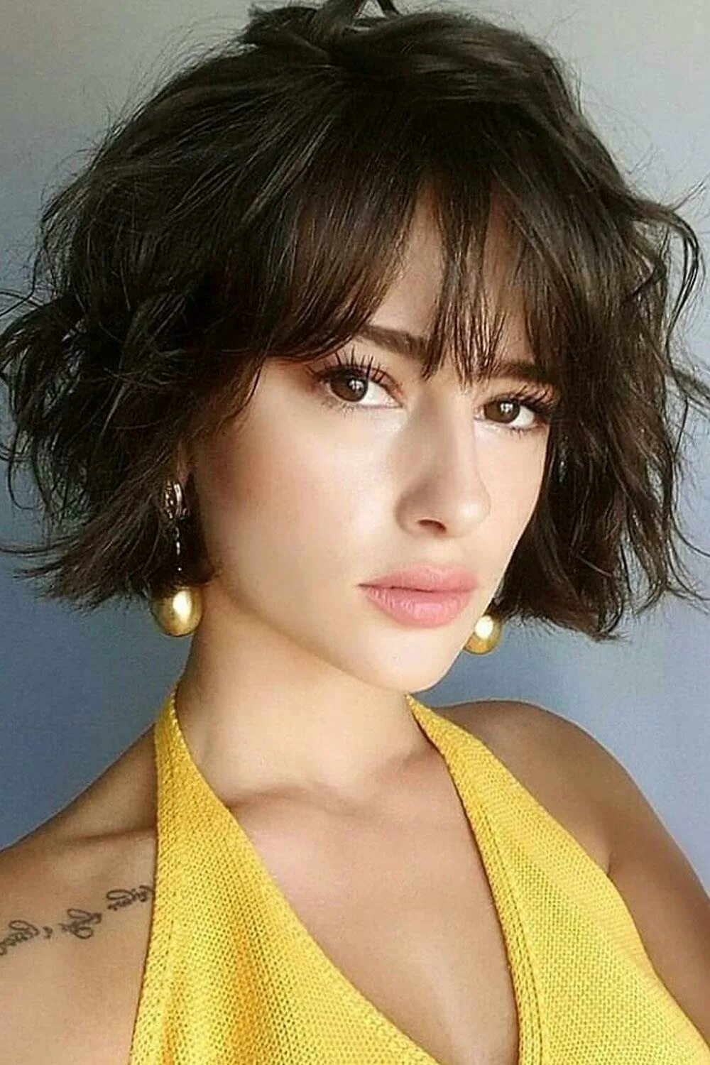 Стрижка боб-каре на короткие кудрявые волосы с челкой. Машины европы. "француженка в чечне" (михалкова вивиен). Француженка с каре. Citroen 2cv logo.