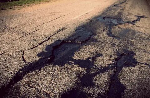 На половине дороги стояли сложенные