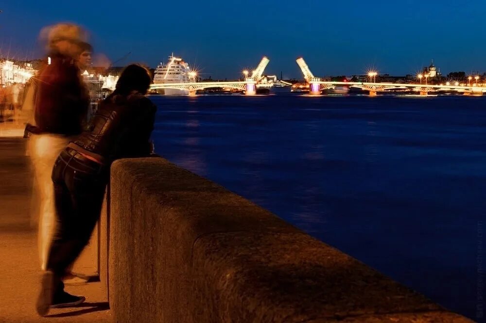 Вечером скину. Девушка на набережной вечером. Прогулка ночью. Фотосессия на мосту ночью. Парень и девушка на набережной.