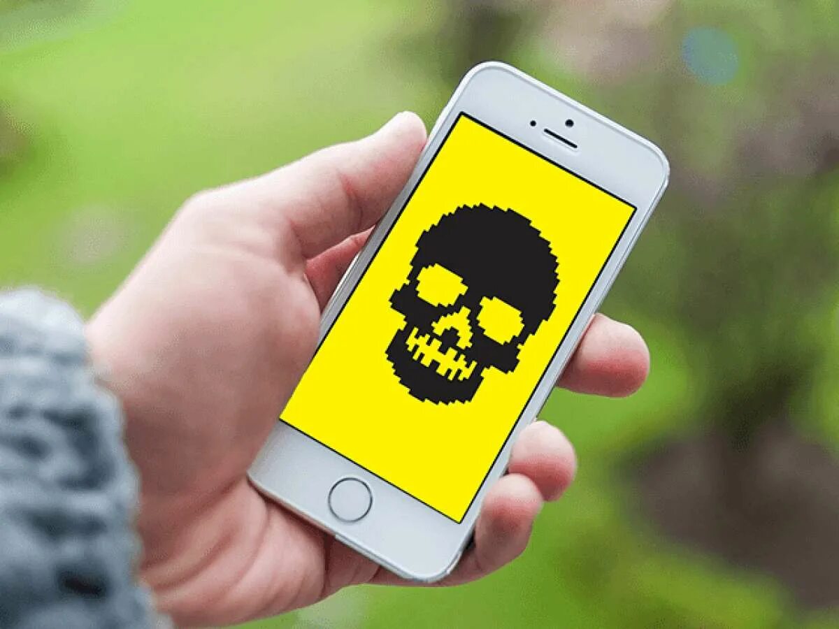 Iphone virus. Опасности смартфона. Вирус на телефоне. Опасный смартфон. Смартфон радиация.