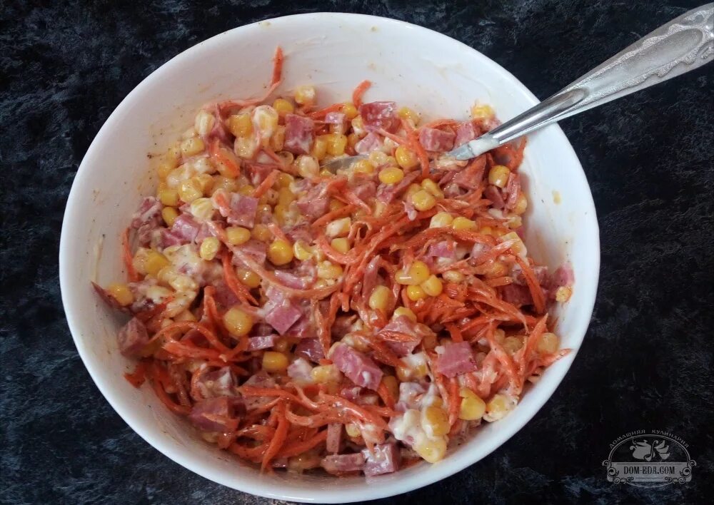 Салат с морковью колбасой и кукурузой. Салат пятиминутка. салат с колбасой и морковью по-корейски с кукурузой. салаты пятиминутки рецепты. пицца с морковкой по-корейски и кукурузой на белом фоне.