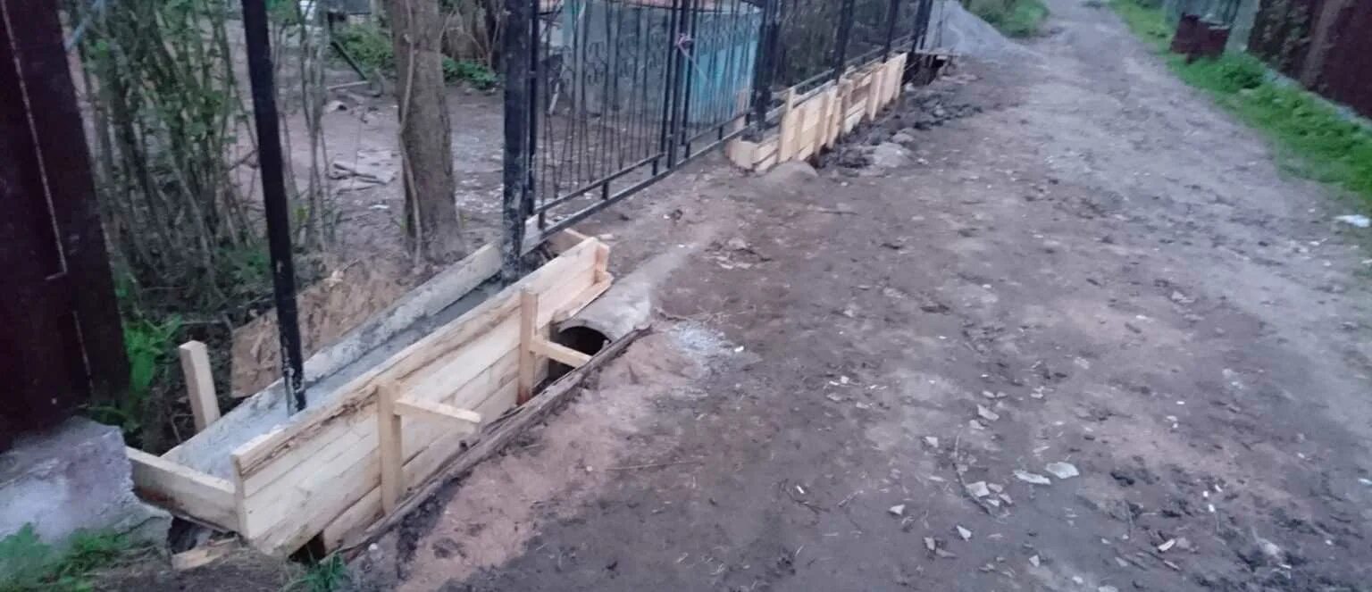 Опалубка для фундамента забора. Опалубка под ленточный фундамент под забор. опалубка из досок для забора. опалубка для фундамента под забор.
