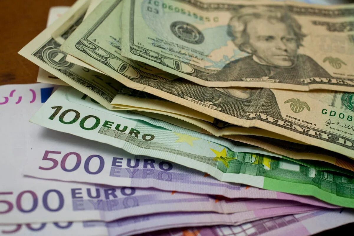 Обмен евро на доллары. Доллар и евро. Наличная валюта. Доллар евро обмен. Евро доллар песо.