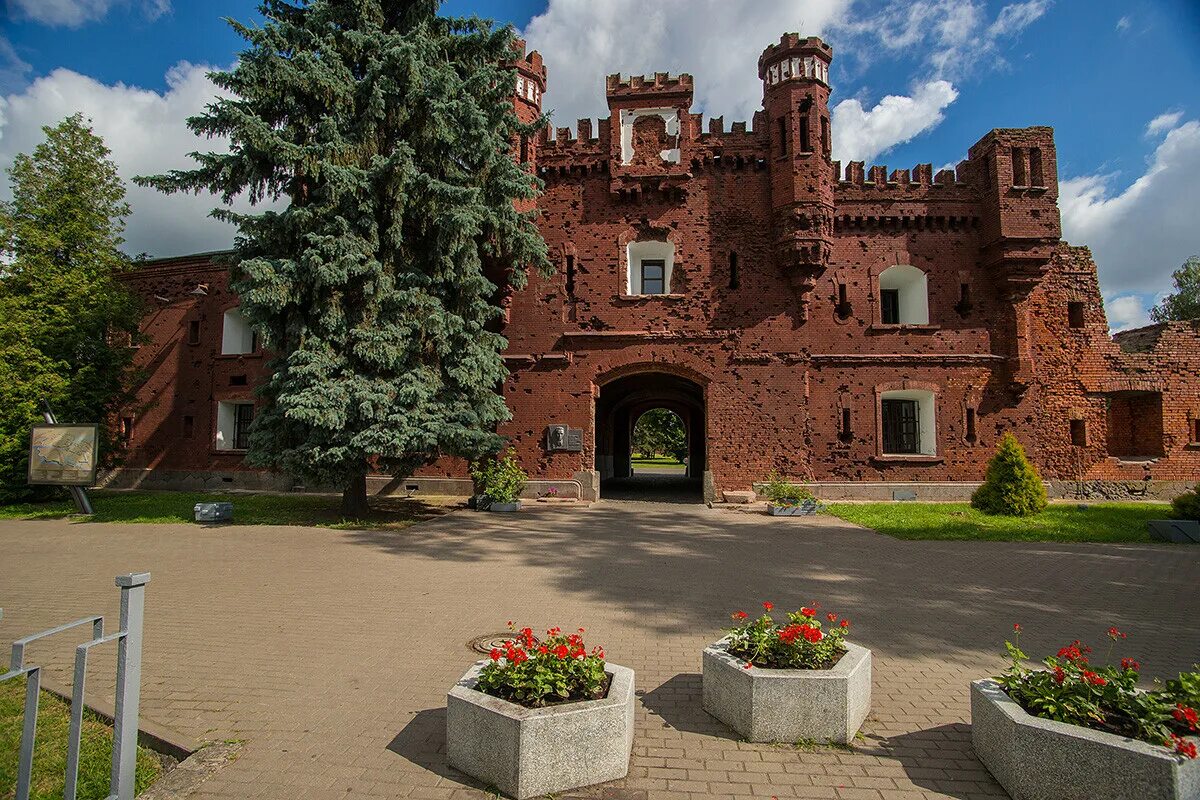 Брестская крепость мемориальный комплекс. Мемориальный комплекс Брестская крепость-герой. Крепость-герой Брест (Брестская крепость) мемориал. Мемориал крепость герой Брест. На территории какого государства находится брестская крепость