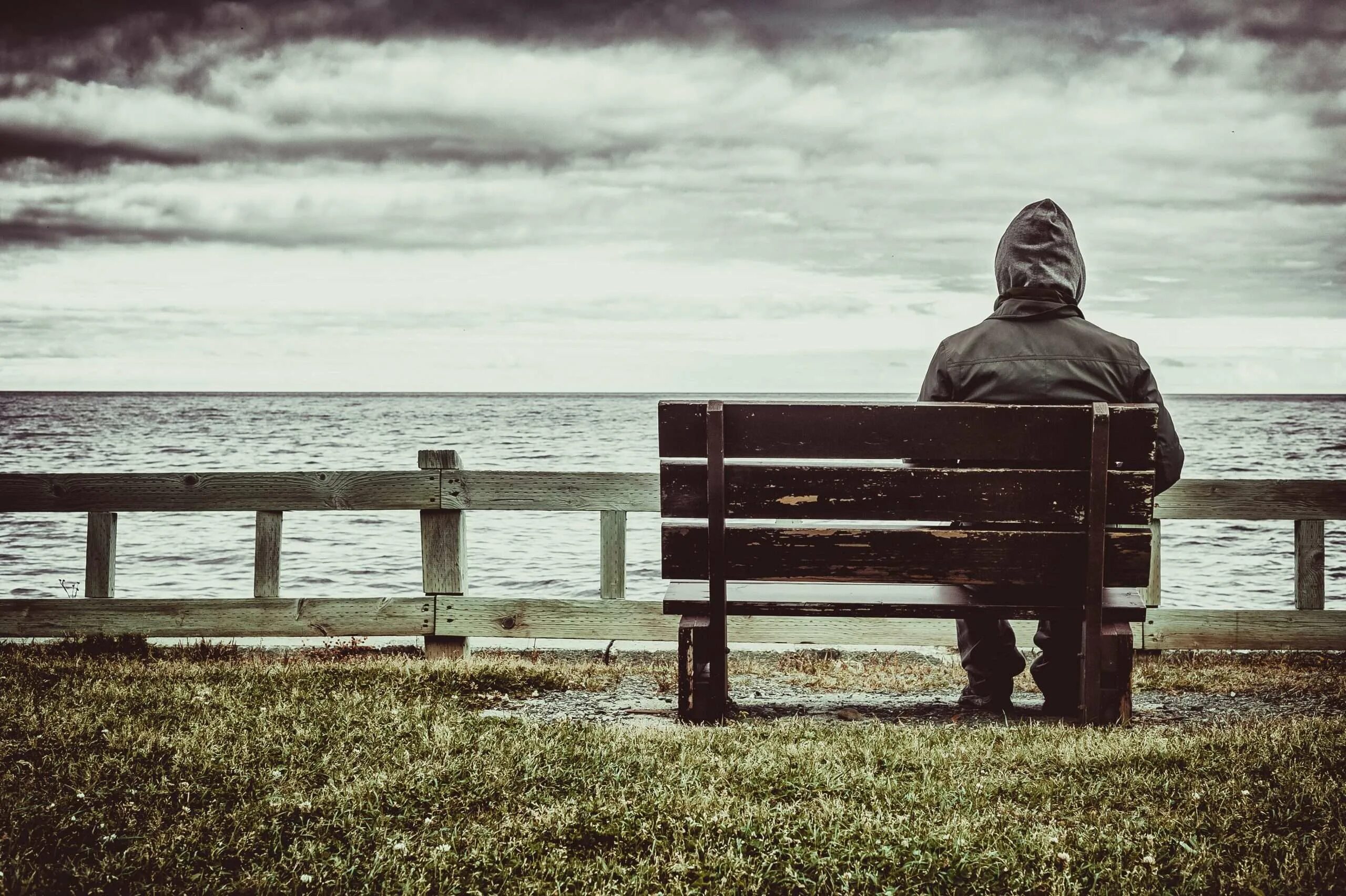 День грустных людей. Одинокий человек. Одинокий человек на скамейке. Это одиночество. Одинокие люди.