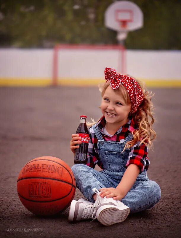 Спортивная девочка маленькая. Девочка. Девочка с мячом. Девочка с мячиком. Тематические фотосессии для детей.