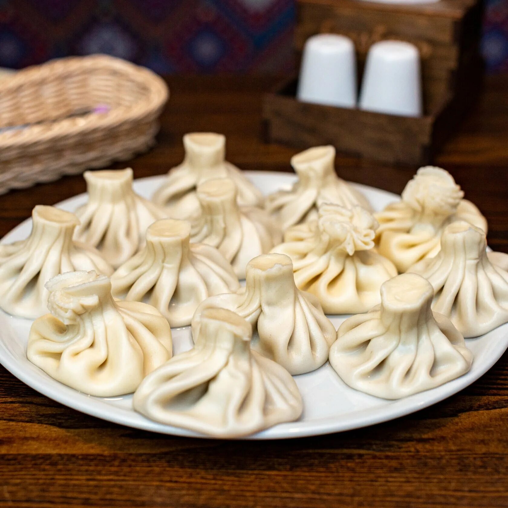 Как правильно сделать хинкали. Сюзьма хинкали. Процесс приготовления хинкали. Хинкали по-грузински. Как правильно сделать хинкали.