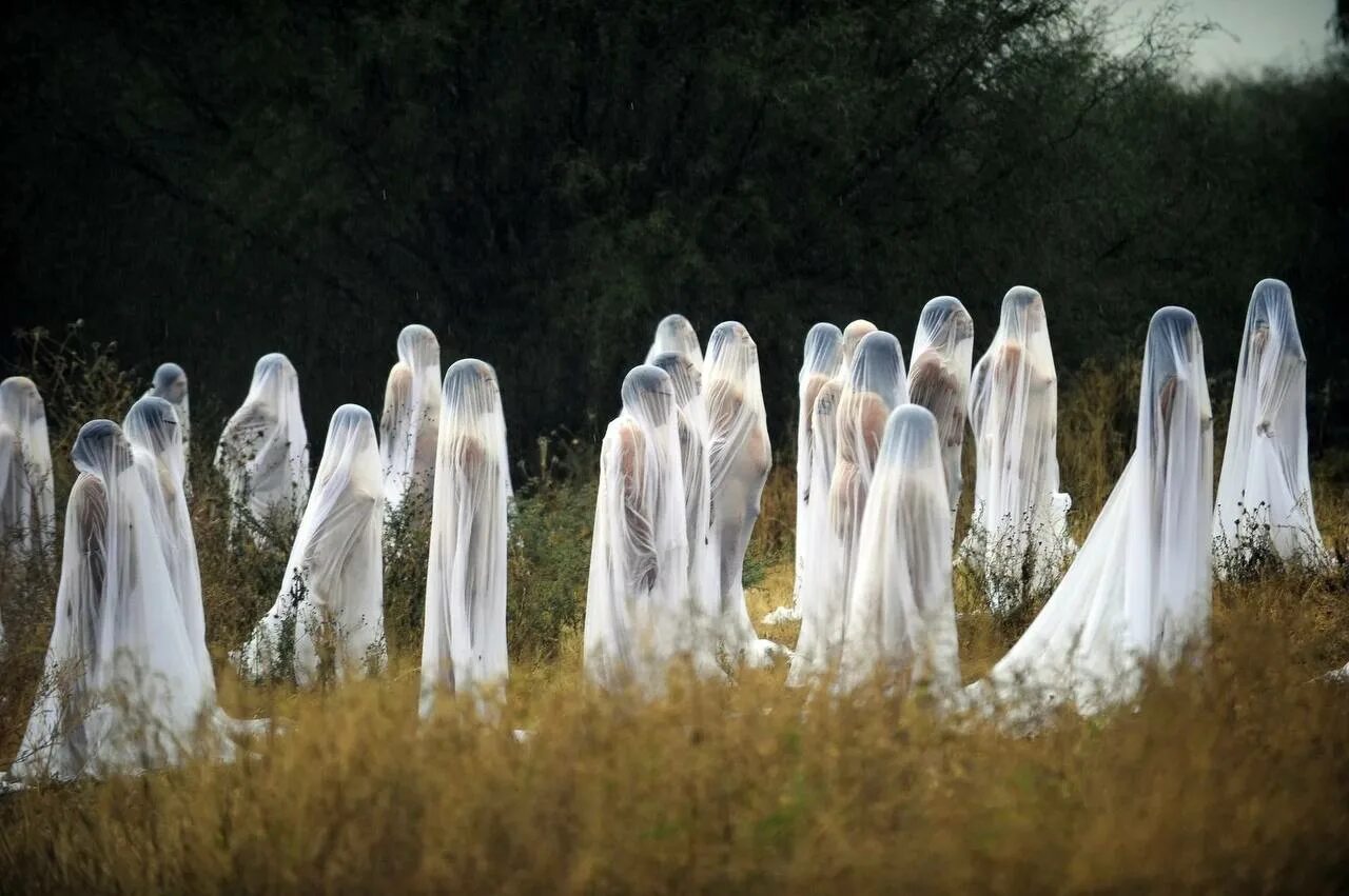 Родственник по духу 6 букв. Спенсер туник в Мехико. Spencer Tunick фотограф. Спенсер туник коронавирус. Спенсер туник Мертвое море.