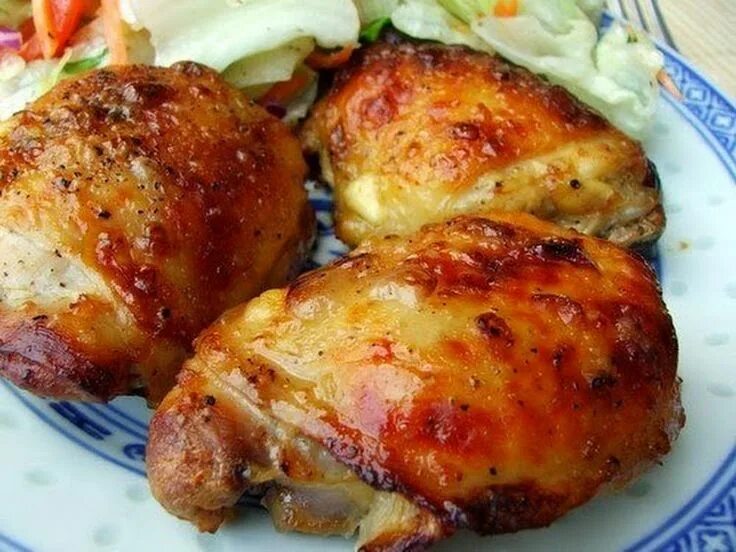 Готовить куриные бедрышки в духовке. Куриные бедрышки запеченная. куриные бедра в духовке. бедро куриное запеченное. запечённое бедро курицы в духовке.
