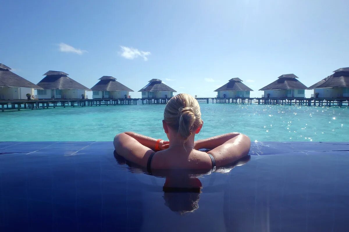 Мальдивы девушка бассейн. Фотосессия на Мальдивах. Мальдивы блондинка. Девушка в бассейне со спины.