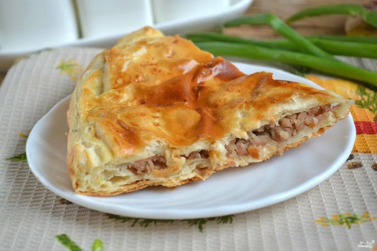 Мясной пирог в духовке из слоеного теста. Пирог из слоеного теста. пирог из слоёного теста с фаршем. пирог с мясом из слоеного теста. пирог мясной слоеный.