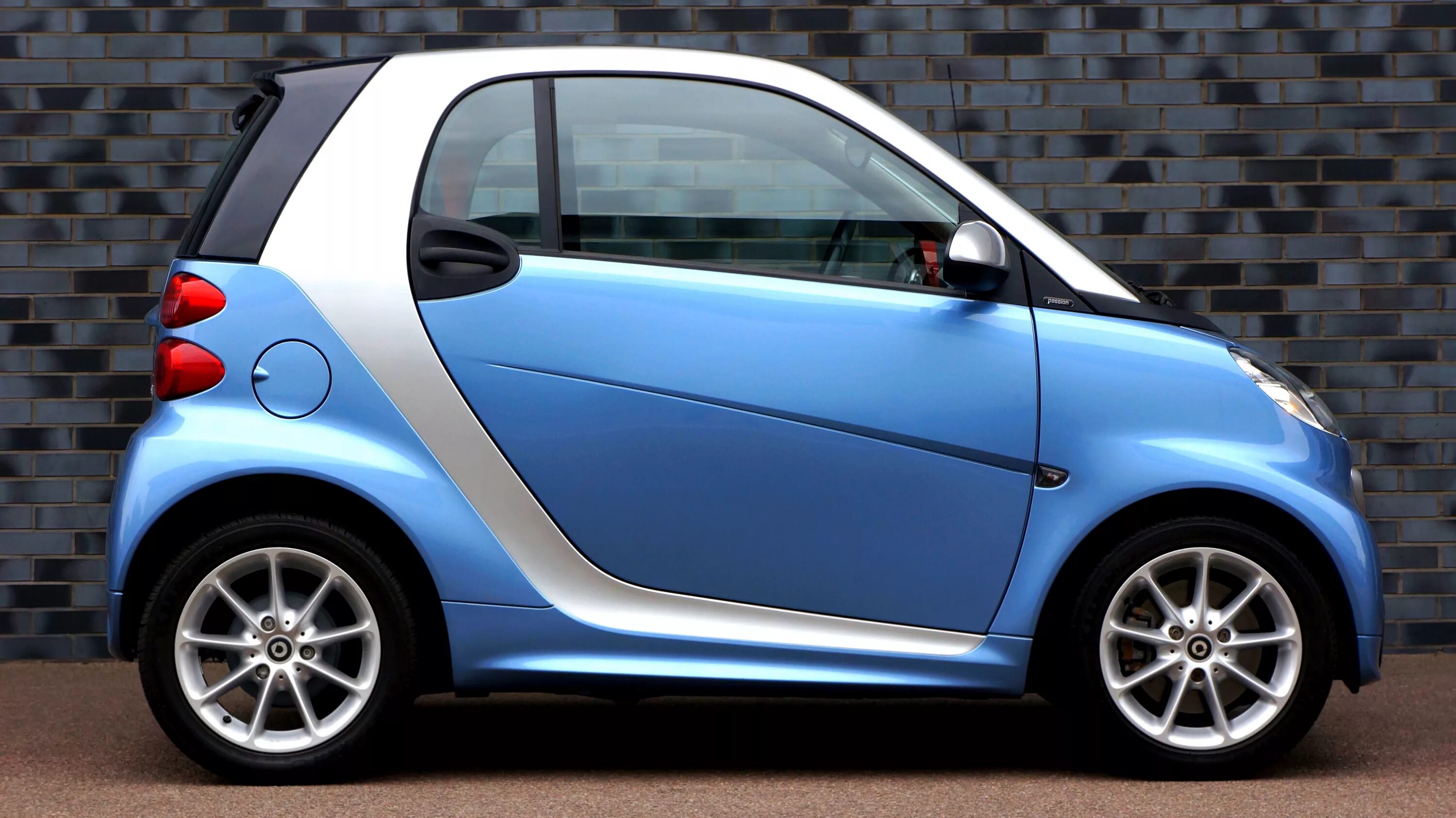 Маленькая синяя машина. Мини-кар Smart Fortwo 2. BMW смарт 2х дверная малолитражка. Smart Fortwo голубой. БМВ смарт 4 дверная.