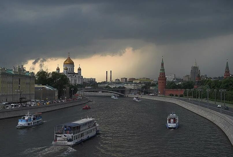 Москва пасмурно. Дождливая Москва. Дождь в Москве. Пасмурное лето в Москве.