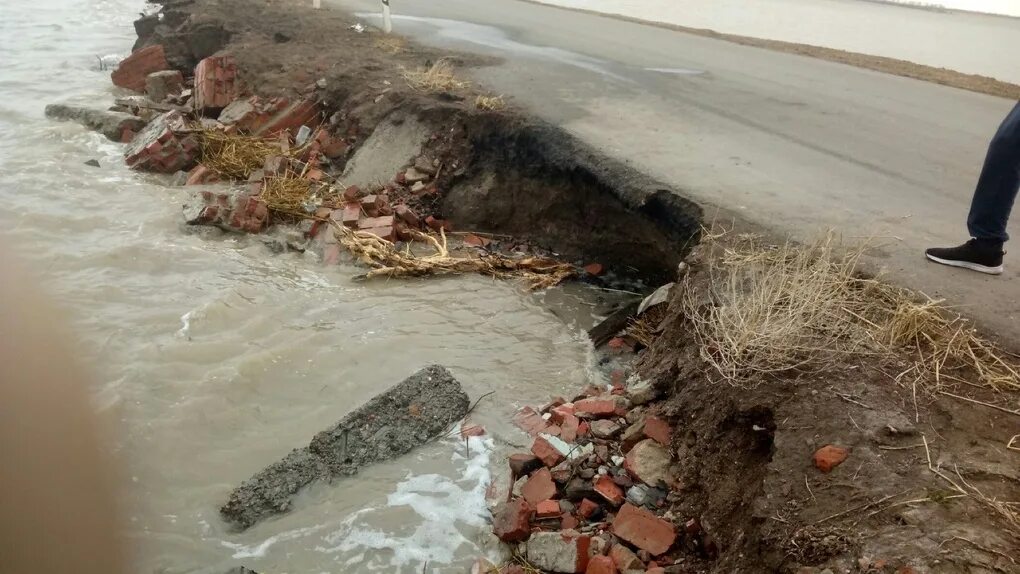 Омск под водой. Наводнение в Омской области. В Омской области затопило дороги. Новости 2018 год в Омске размыло озеро. Помурино Омск фото.