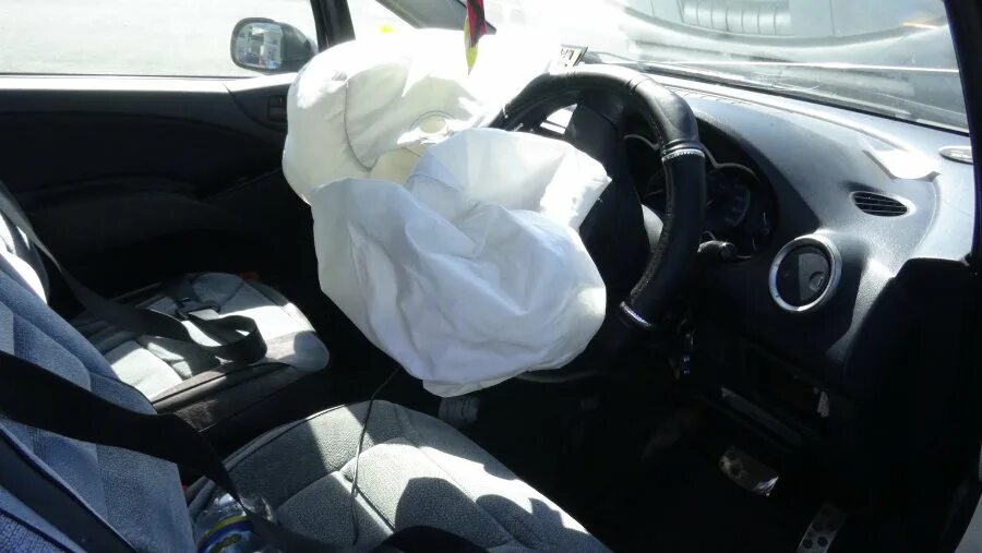 Сработали подушки. Подушка безопасности машины Мицубиси. Сработала подушка пассажира.
