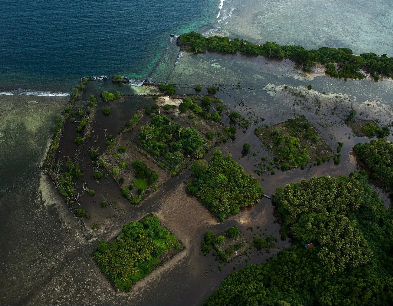 Ancient island. Нан-Мадол Микронезия. Остров Понапе нан-Мадол. Каменный город нан-Мадол. Руины города нан-Мадол.