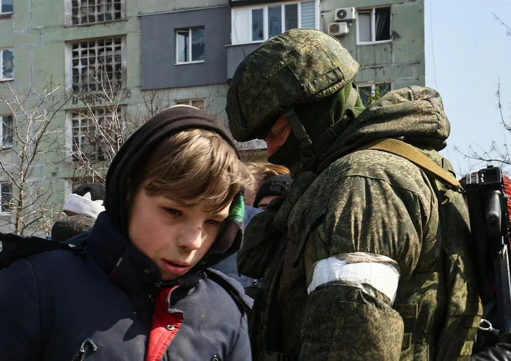 Свежие новости специальной операции. Военный с ребенком. дети военнослужащих. военные спецоперации на украине. русские военные на украине.